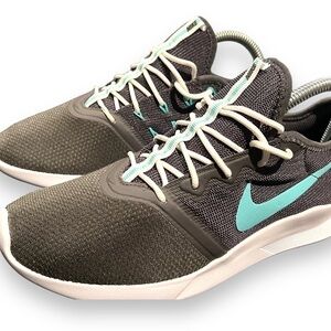 Women's Nike Sneaker 8.5